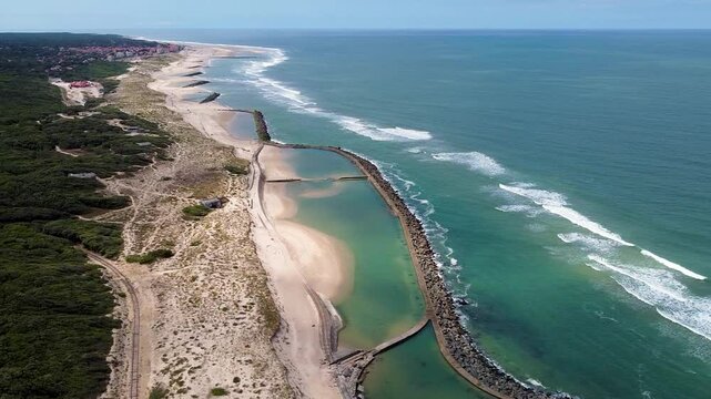 Piscine et dunes de sables de Soulac sur Mer contre l'&eacute;rosion