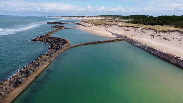 Piscine et dunes de sables de Soulac sur Mer contre l'&eacute;rosion