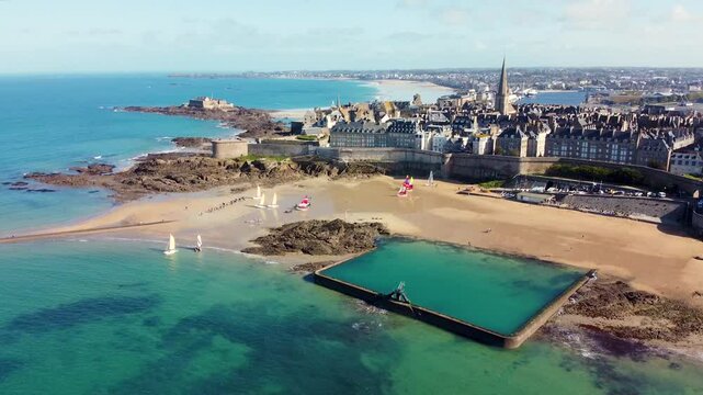 Superbe vue a&eacute;rienne de Saint Malo, ville intra-muros, cit&eacute; corsaire bretonne, Bretagne, France