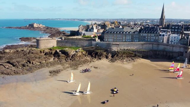 Superbe vue a&eacute;rienne de Saint Malo, ville intra-muros, cit&eacute; corsaire bretonne, Bretagne, France