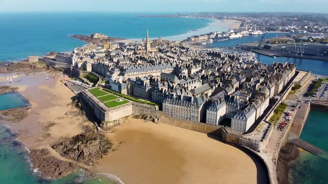 Superbe vue a&eacute;rienne de Saint Malo, ville intra-muros, cit&eacute; corsaire bretonne, Bretagne, France