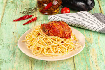 Pasta spaghetti with chicken thighs
