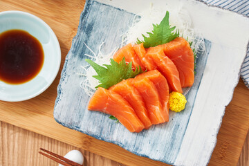 お皿に盛り付けた新鮮なサーモンの刺身