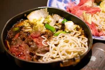 すき焼きにうどんを入れる
