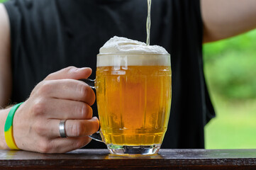 Barman nalewa piwo z pianką