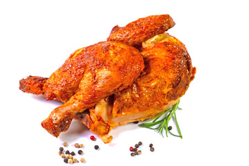 Gegrilltes Brathähnchen vor weißem Hintergrund