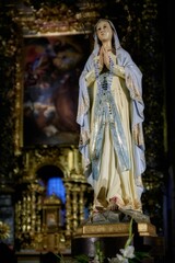 Fototapeta premium Statue of the Virgin Mary in a Church