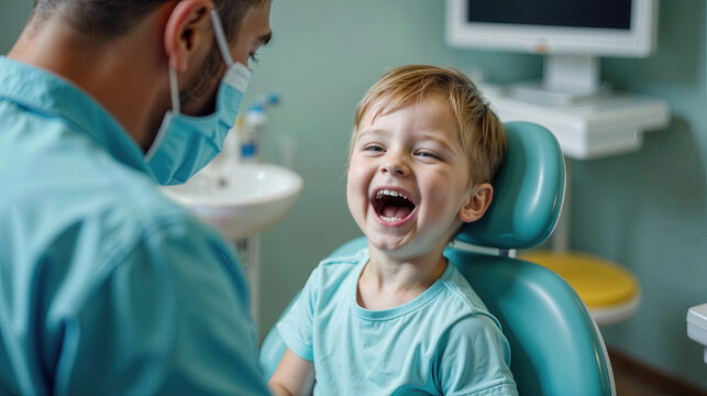 un petit enfant assis sur une chaise de dentiste avec le dentiste en face de lui pour soigner ses dents