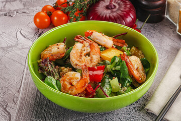 Salad with prawn and quinoa