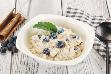Oats porridge with blueberry