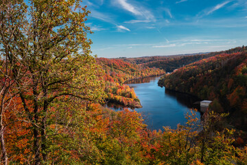 Atemberaubende Aussicht von der Titan-RT-Brücke im Herbst mit leuchtenden Farben