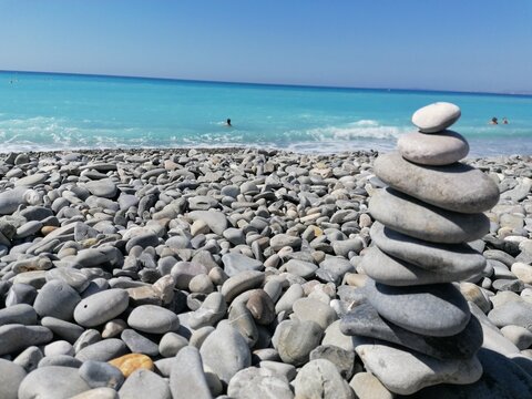plage de galet &agrave; Nice en &eacute;t&eacute;