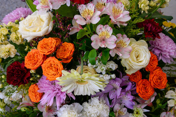 色とりどりにアレンジされたお祝いの花束