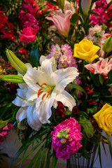 色とりどりにアレンジされたお祝いの花束
