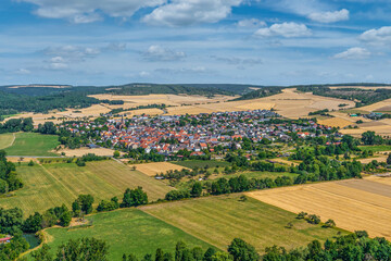 Naklejka premium Das Taubertal rund um die Ortschaft Werbach bei Tauberbischofsheim von oben