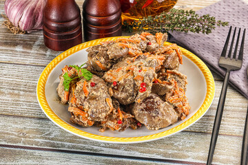 Chicken liver with cream and carrot