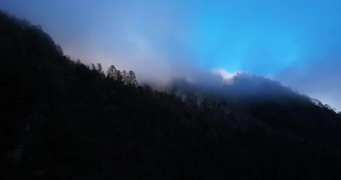 In the morning, thick fog filled the valley in western Sichuan. The drone flew through the fog and saw the sun shining on the snowy mountain tops.
