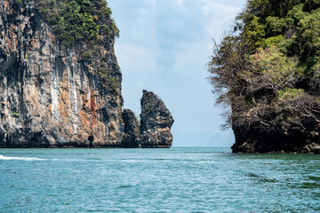 Naklejka premium beautiful landscape with separate rocks in the sea on a sunny day in Thailand