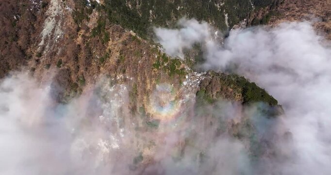 In the morning, the mountains are shrouded in mist and there is a halo in the middle