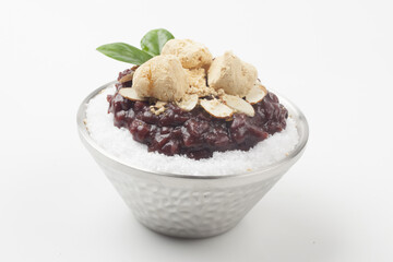    Patbingsu is a food made by mixing finely chopped ice cubes with boiled red beans, sugar, condensed milk, etc.