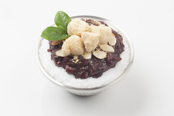    Patbingsu is a food made by mixing finely chopped ice cubes with boiled red beans, sugar, condensed milk, etc.