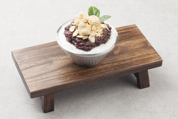    Patbingsu is a food made by mixing finely chopped ice cubes with boiled red beans, sugar, condensed milk, etc.