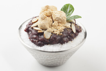    Patbingsu is a food made by mixing finely chopped ice cubes with boiled red beans, sugar, condensed milk, etc.