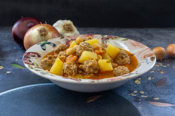 Round meatballs kneaded with bulgur, potatoes, carrots, chickpeas. Turkish name: Juicy meatballs with fine bulgur