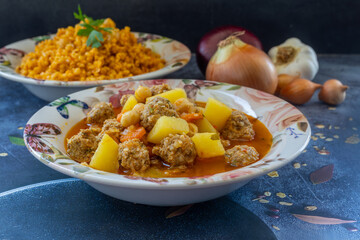 Round meatballs kneaded with bulgur, potatoes, carrots, chickpeas. Turkish name: Juicy meatballs with fine bulgur