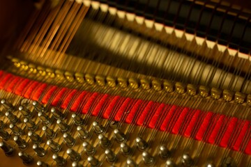 Obraz premium Close-up of a piano's internal strings and hammers, highlighting the intricate mechanics.