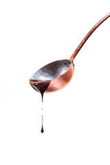 Chocolat coulant dans une louche en cuivre