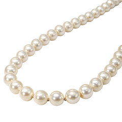 Fototapeta premium pearl necklace isolated on white