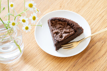 チョコレートケーキ,シンプルな白い食器,花
