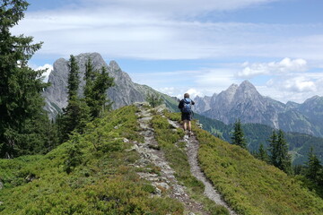 Wanderer auf dem Lahngang bei Admont