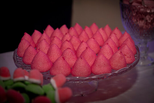 Fototapeta caramelo, rosa, bombones, alimento, rojo, corazón, valentín, amor, azucarar, malvavisco, achocolatado, chuches, macro, zoom