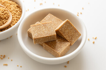 コンソメ　固形　コンソメキューブ　ストックキューブ　白背景