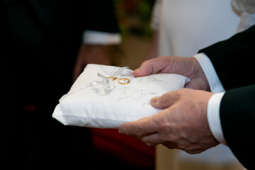 Obraz premium anillas, alianza, celebración, almohadilla, boda, novia, agiotaje, novio, amor, participación, par, regalo, ceremonia, celebraciones