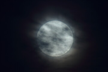 雲がかかる満月