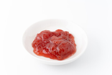 お皿に入ったイチゴジャム