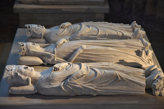 Gisants en marbre &agrave; la basilique Saint-Denis. France