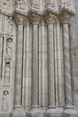 Colonnes de la façade de la basilique Saint-Denis. France