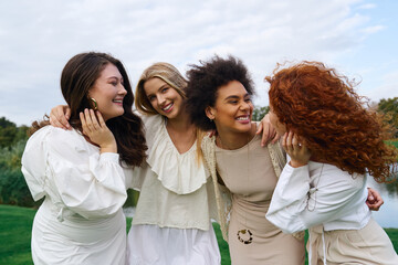 Obraz premium Friends enjoying a sunny spring day in a fashionable outdoor gathering at the park
