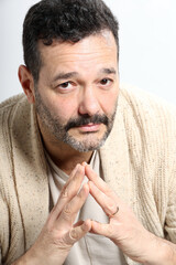 Uomo con le mani in preghiera