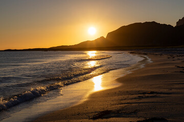 Mitternachtssonne am Strand von Stave - Vesterålen, Norwegen 5