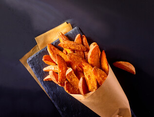Suesskartoffel Pommes auf Schieferplatte in Papier, Pommes, Topshot, Pommes Frites, 
