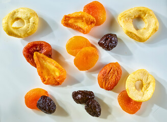 Getrocknete gemischte Fruechte, getrocknet, Trockenobst, Obst, Aprikosen, 
