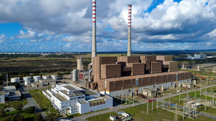 Vista aérea da zona industrial de Sines com complexos fabris, Portugal