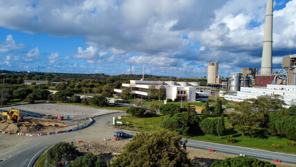 Vista aérea da zona industrial de Sines com complexos fabris, Portugal