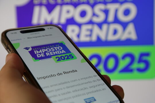 Imposto de renda da receita federal numa tela de celular para consultar com fundo desfocado.