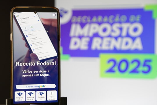 Imposto de renda da receita federal numa tela de celular para consultar com fundo desfocado.
